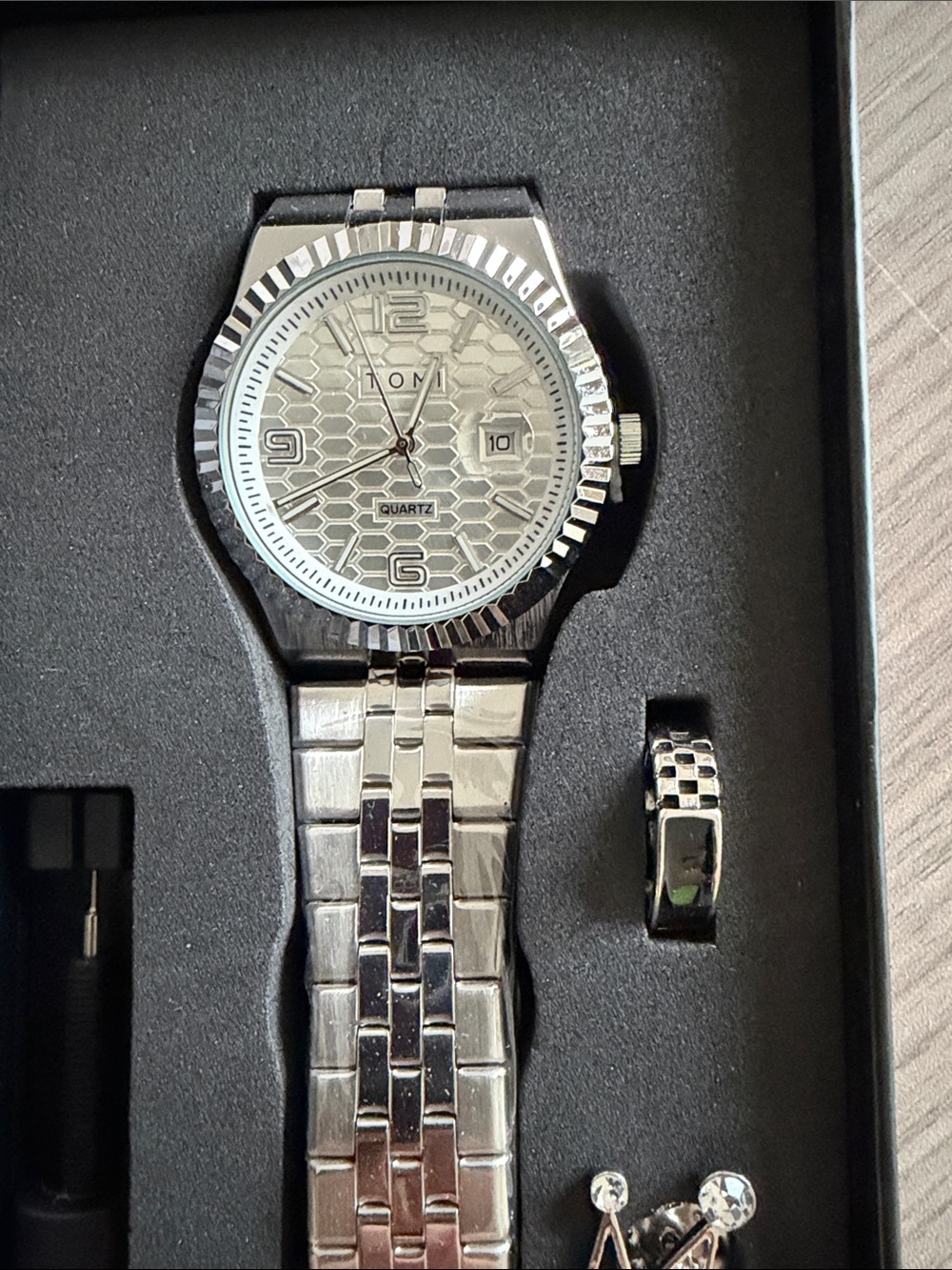 Silver Men's Quartz Watch with Textured Dial